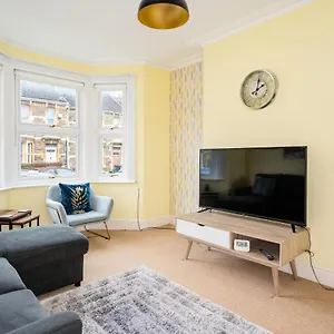  Holiday home Fantastic, Spacious 3 Bedroom House With Garden