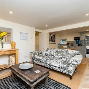  Apartment Pass The Keys Lovely 1 Bed With Free Parking